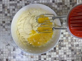 Le uova vengono mescolate in una ciotola con uno sbattitore.