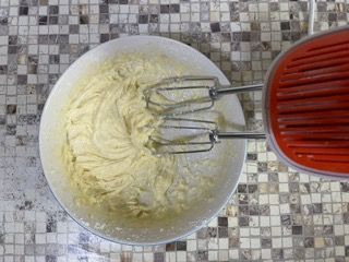 Si utilizza un mixer per mescolare un impasto in una ciotola.