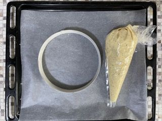 Un vassoio con un cerchio e un sacchetto di pasta sopra