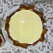 Un piatto bianco con una torta sopra su un tavolo.