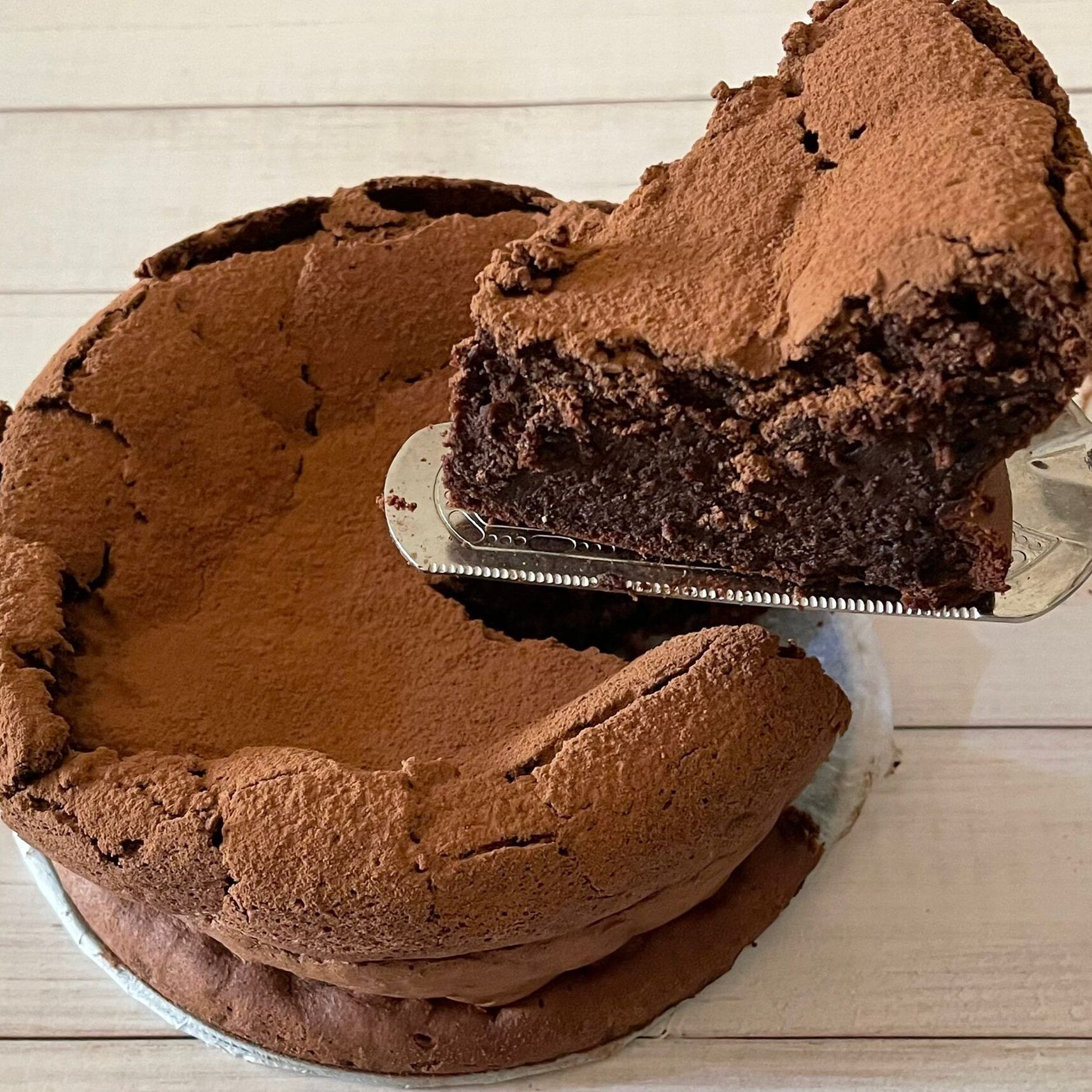 Una torta al cioccolato con una fetta tagliata fuori