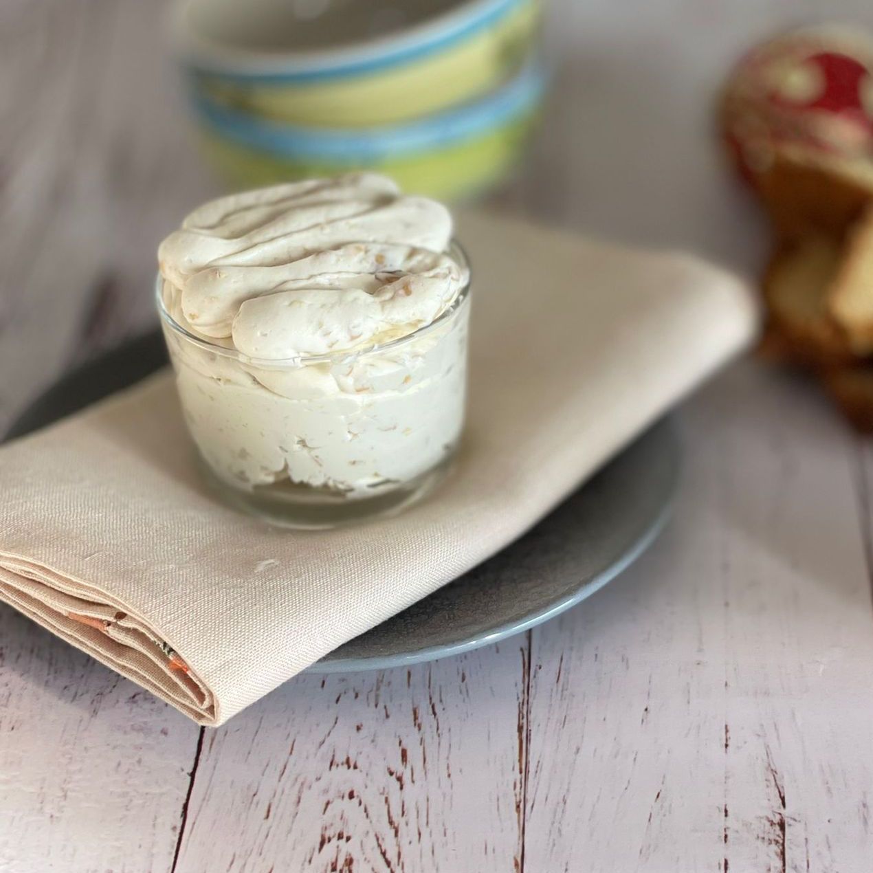 Un barattolo di panna montata su un tovagliolo su un piatto