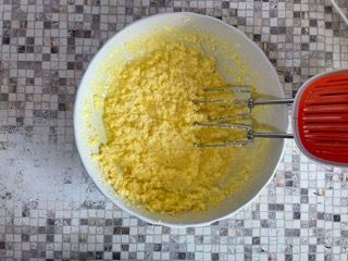 Una ciotola di polvere gialla viene mescolata con un mixer.