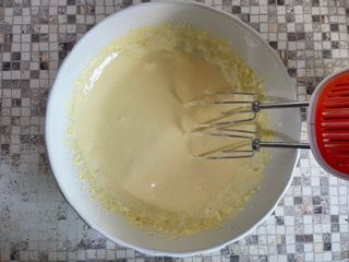 Una ciotola di pastella viene mescolata con uno sbattitore elettrico.