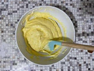 Una ciotola di pastella con una spatola dentro su un tavolo.