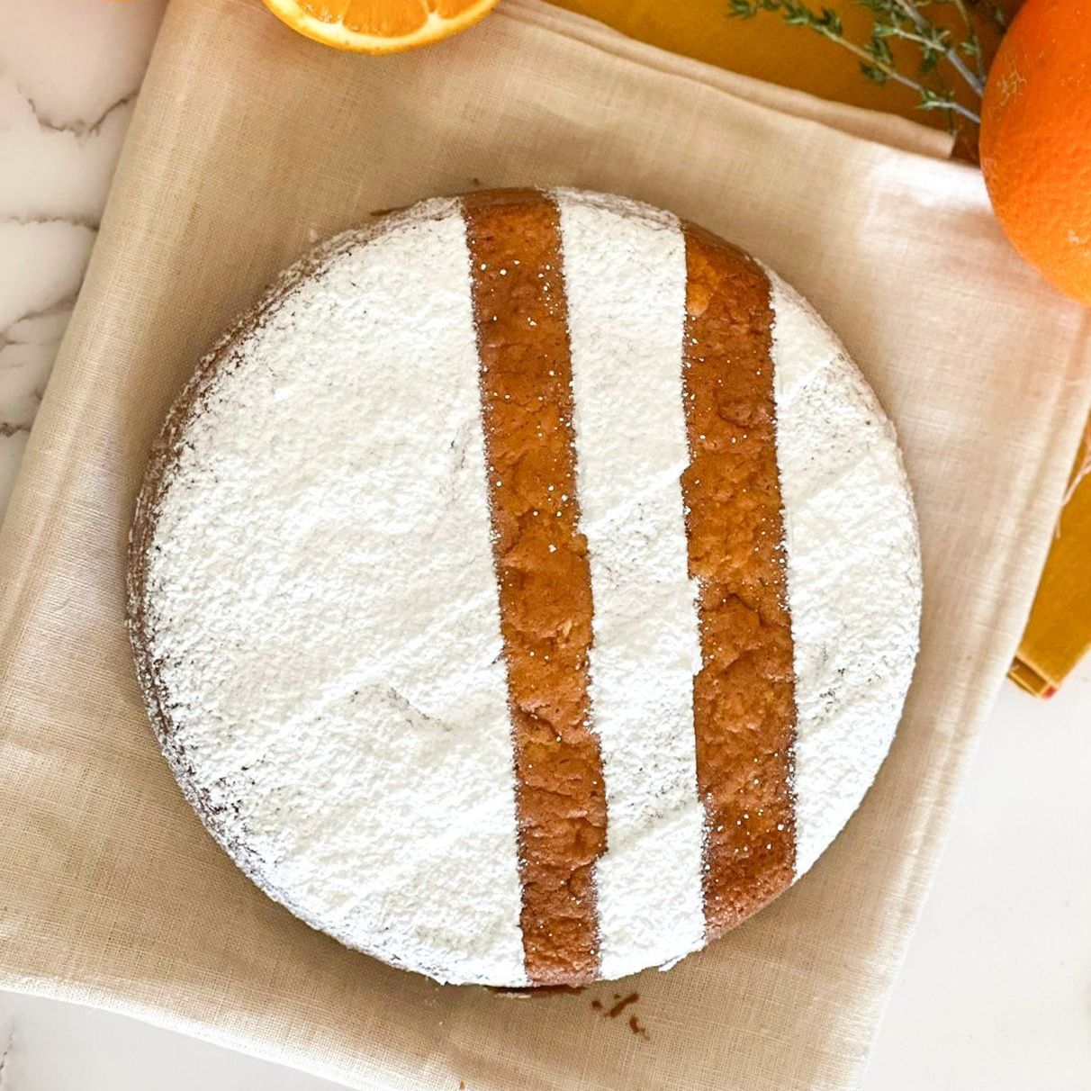 Una torta con sopra lo zucchero a velo