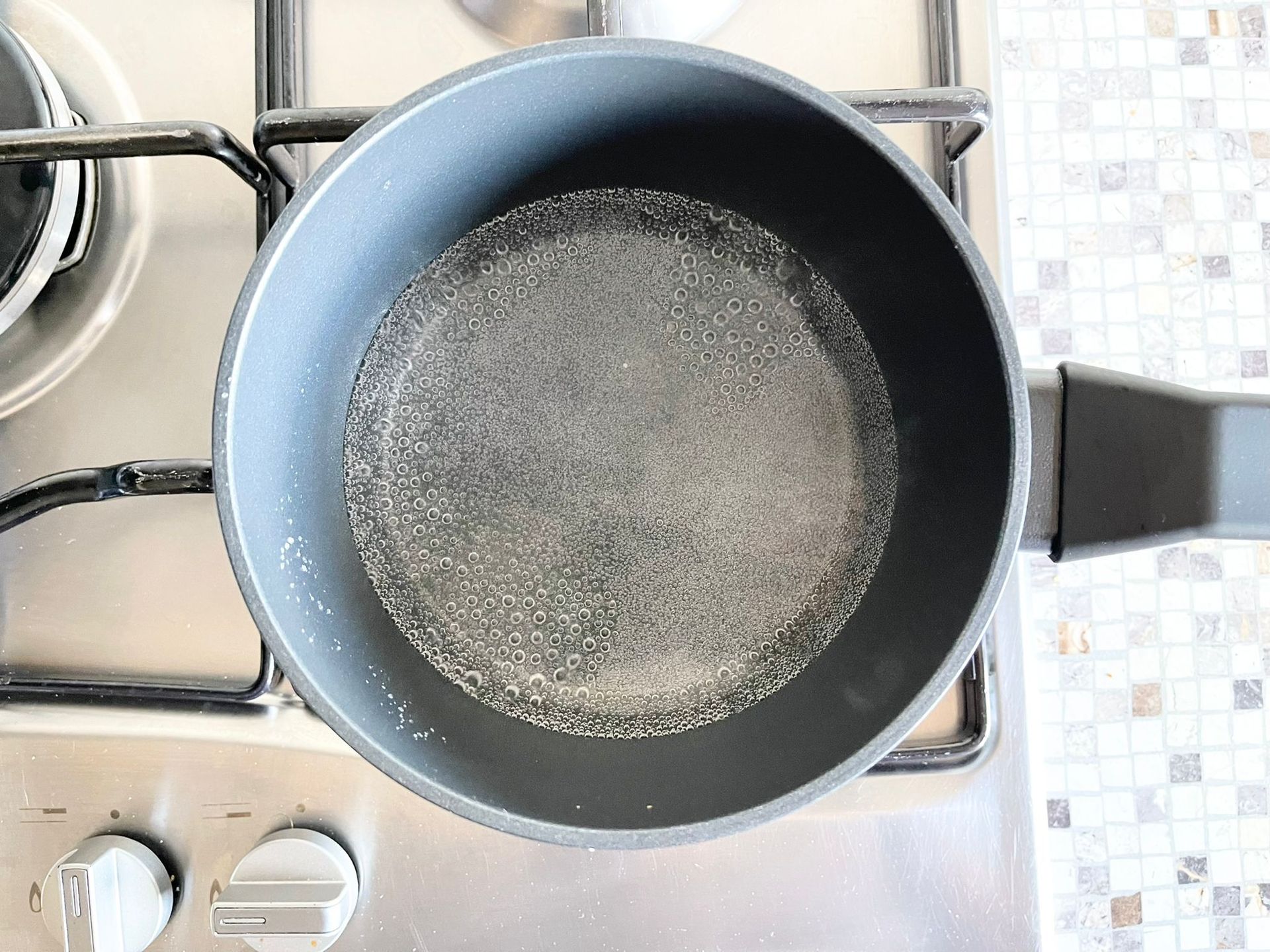 Una padella piena d'acqua è sul fornello.