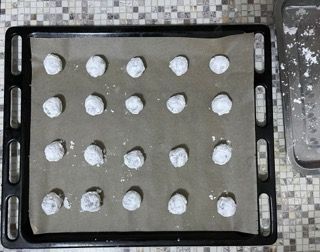 Una teglia con sopra delle palline di pasta