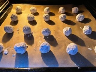 Un vassoio di biscotti appoggiato su un pezzo di carta oleata