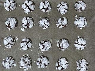 Un vassoio di biscotti con sopra lo zucchero a velo