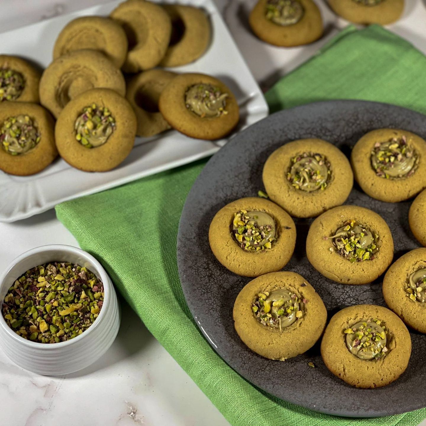 Un piatto di biscotti con sopra i pistacchi
