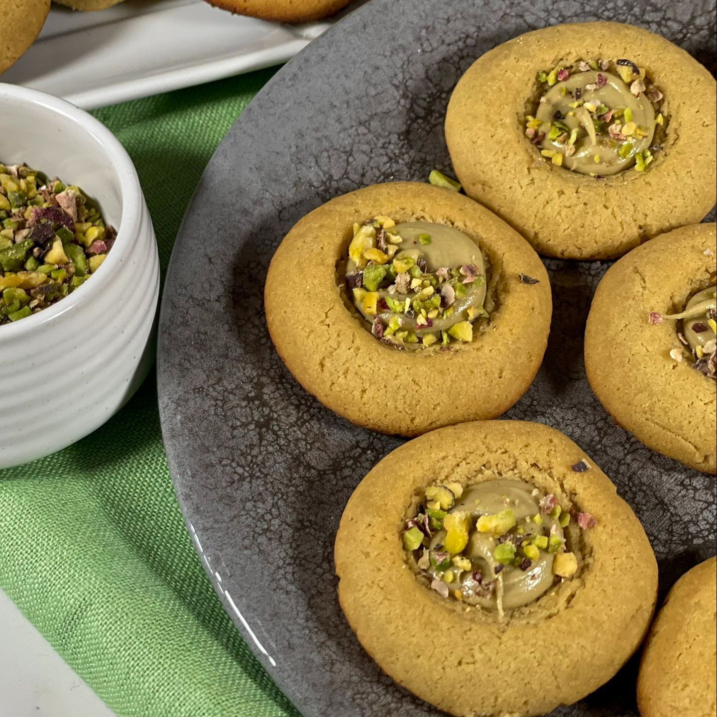 Un piatto di biscotti con sopra i pistacchi
