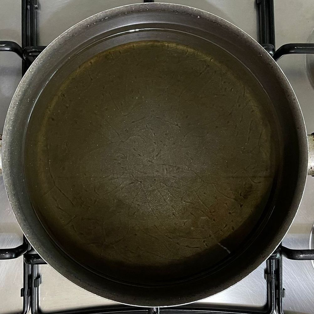 Una pentola di liquido è appoggiata sul fornello