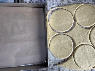 Una teglia di pasta con dei cerchi tagliati fuori