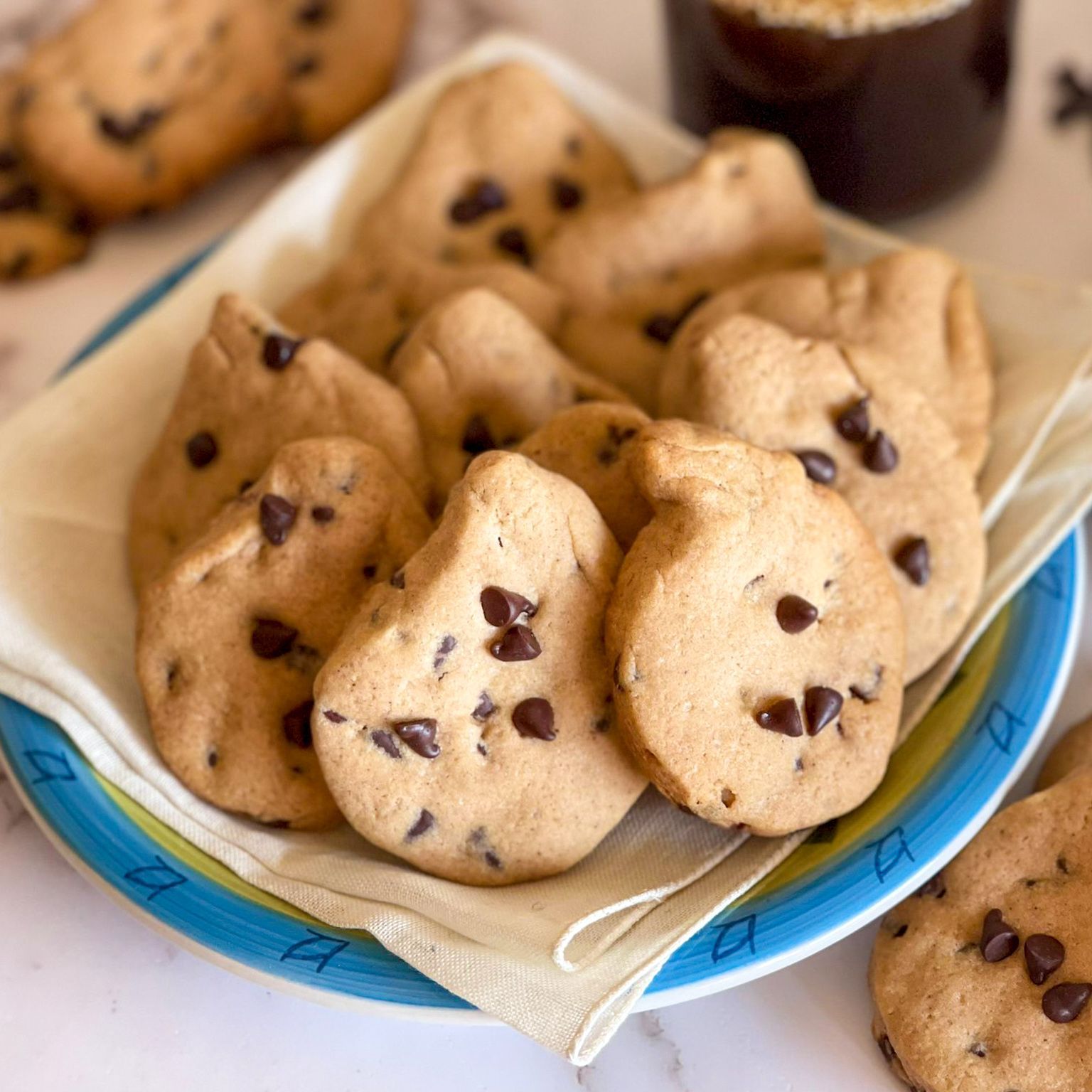 Un piatto di biscotti con gocce di cioccolato su un tovagliolo