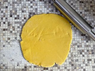 Si usa un mattarello per stendere un pezzo di pasta