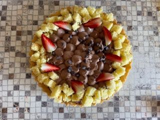 Una pizza con fragole e gocce di cioccolato sopra