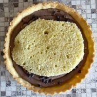 Un primo piano di una torta a cui manca una fetta su un tavolo.