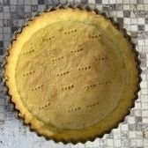 Una pasta per torta è appoggiata su un tavolo a scacchi.