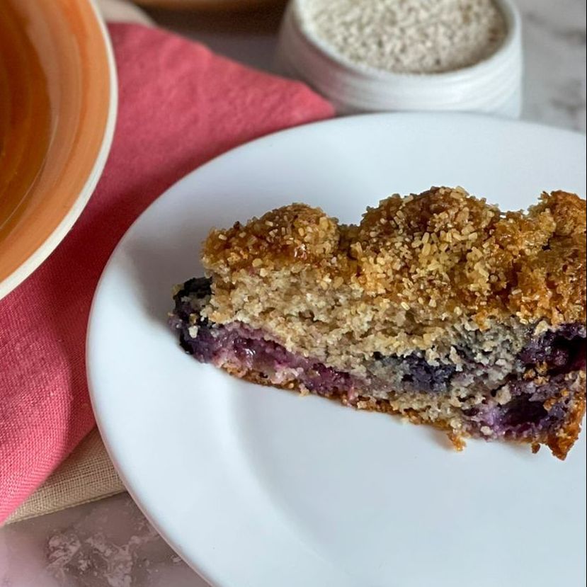 Un piatto bianco con una fetta di torta sopra