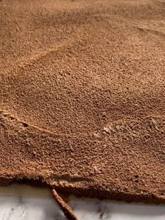 Un primo piano di una fetta di torta al cioccolato su un tavolo.