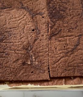 Primo piano di una fetta di torta al cioccolato su una teglia.