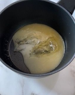 Una pentola piena di liquido è appoggiata su un tavolo.