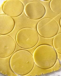 Un pezzo di pasta con dei cerchi tagliati fuori