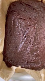 Un primo piano di un brownie su un pezzo di carta marrone.