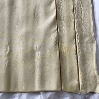 Un pezzo di pasta sfoglia è appoggiato su un tavolo.