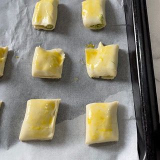 Una teglia di rotoli di pasta sfoglia ricoperti di burro