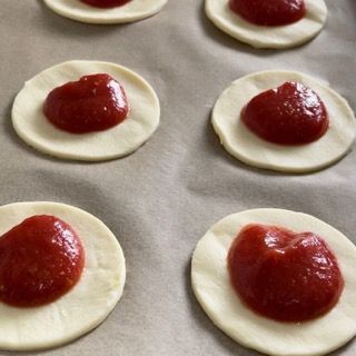 Un mucchio di cerchi con sopra la salsa di pomodoro