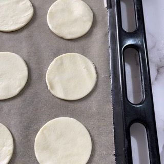 Una teglia con sopra dei cerchi di pasta