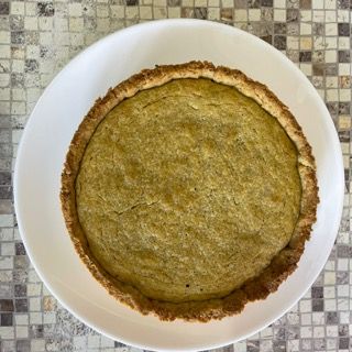 Una torta è su un piatto bianco su un tavolo