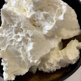 Un primo piano di panna montata in una ciotola