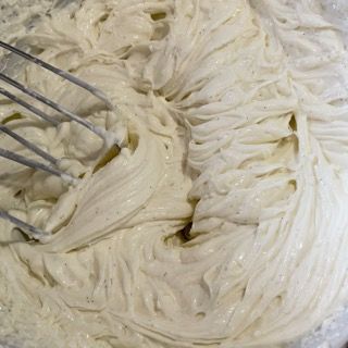 Un primo piano di una pastella con una frusta dentro