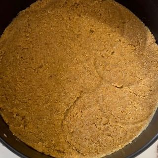 Primo piano di una sostanza in polvere marrone in una ciotola.