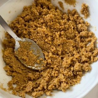 Una ciotola di zucchero di canna con un cucchiaio dentro