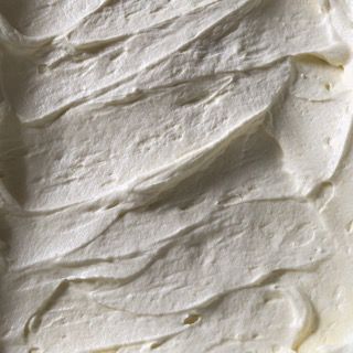 Un primo piano della glassa bianca su una torta.