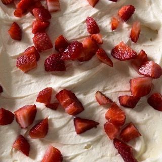 Le fragole vengono cosparse sopra una glassa bianca