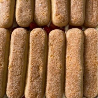 Primo piano di una fila di biscotti al tiramisù su un piatto.