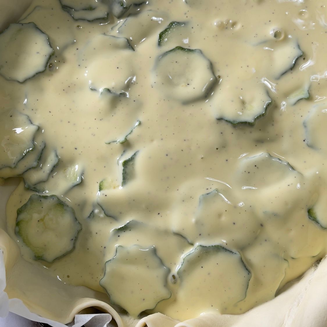 Un primo piano di una salsa con cetrioli dentro