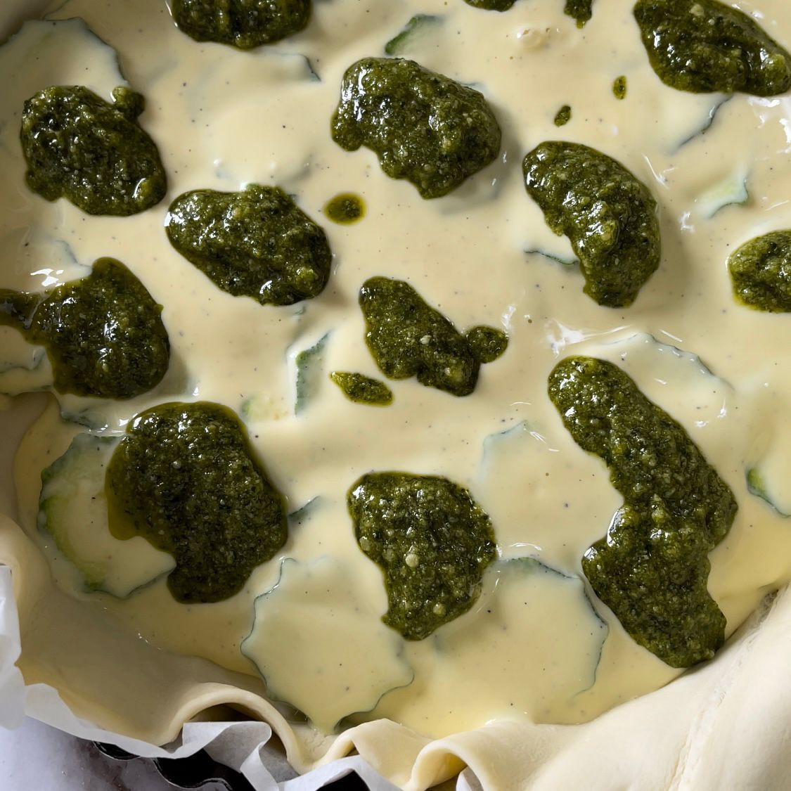 Un primo piano di una torta con salsa verde sopra