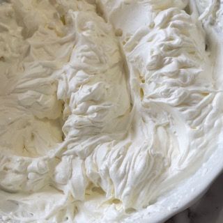 Un primo piano di panna montata in una ciotola su un tavolo.