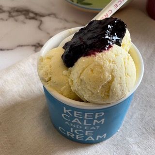 Una coppa di gelato con la scritta