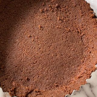 Primo piano di una crosta di torta al cioccolato in una teglia.