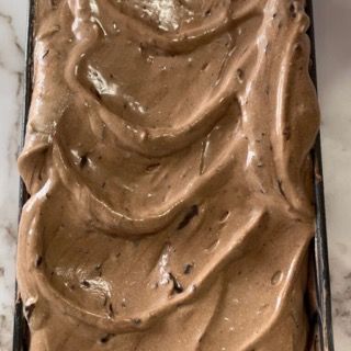 Una pagnotta di gelato al cioccolato è appoggiata su un tavolo