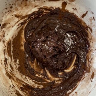 Un primo piano di una ciotola di glassa al cioccolato