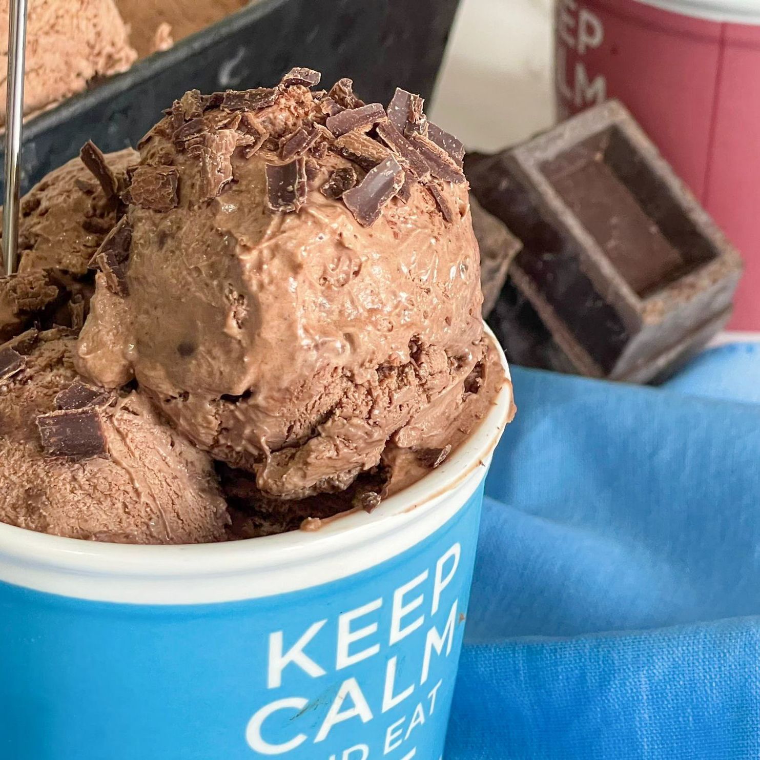 Una tazza di gelato al cioccolato dice mantieni la calma e mangia