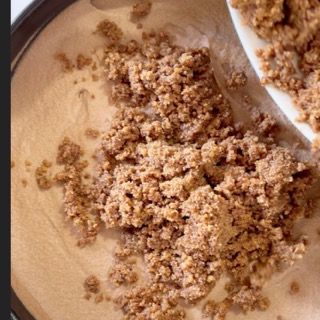 Un primo piano di una ciotola di cibo con sopra delle briciole